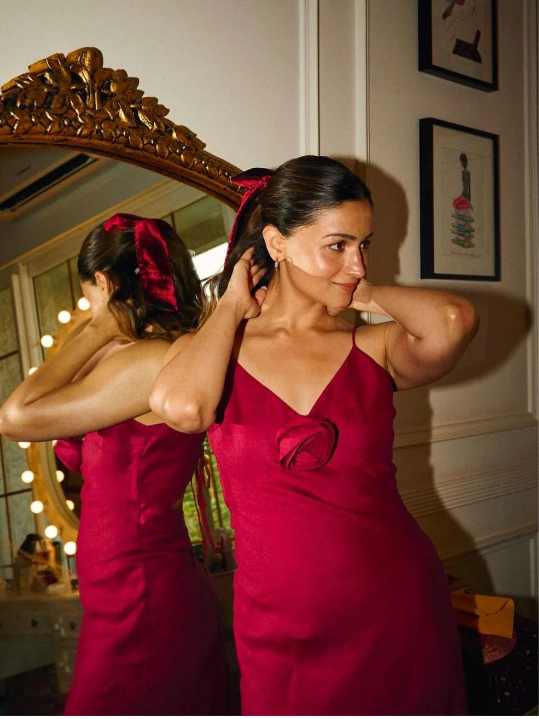 Alia Bhatt's Maroon Velvet Hair Bow - Celebrity Style Accessory - Image 4