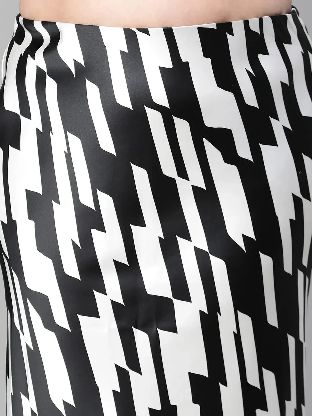 Black & White Printed Long Satin Plus Size Skirt - Image 6