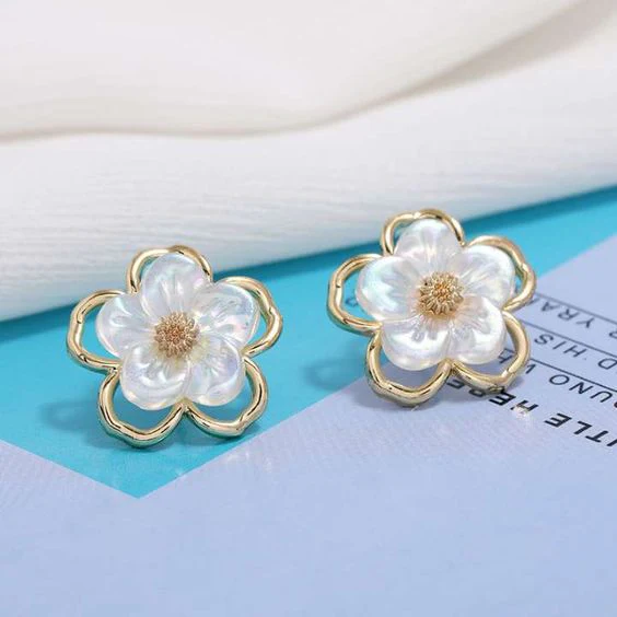 Delightful White Flower Dazzle - Image 3