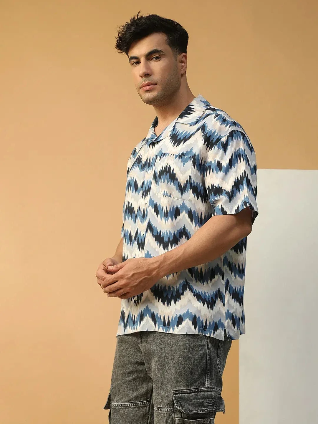 Demon Blue Zig -Zag Print Lapel Collar Short Sleeve Men Oversized Shirt - Image 3