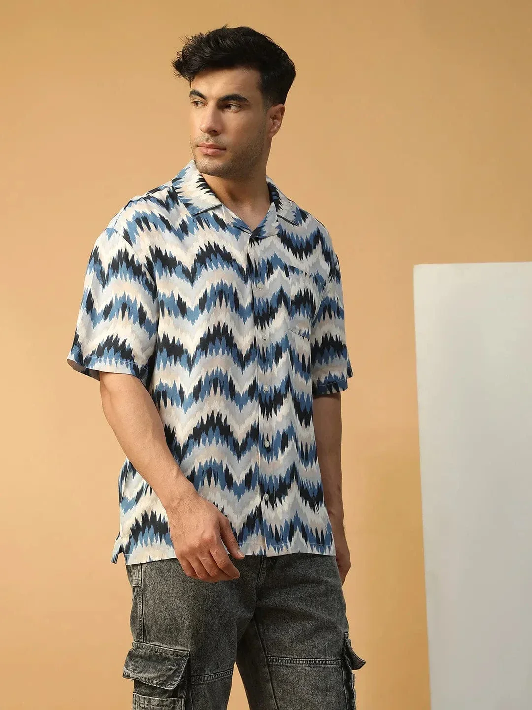 Demon Blue Zig -Zag Print Lapel Collar Short Sleeve Men Oversized Shirt - Image 4