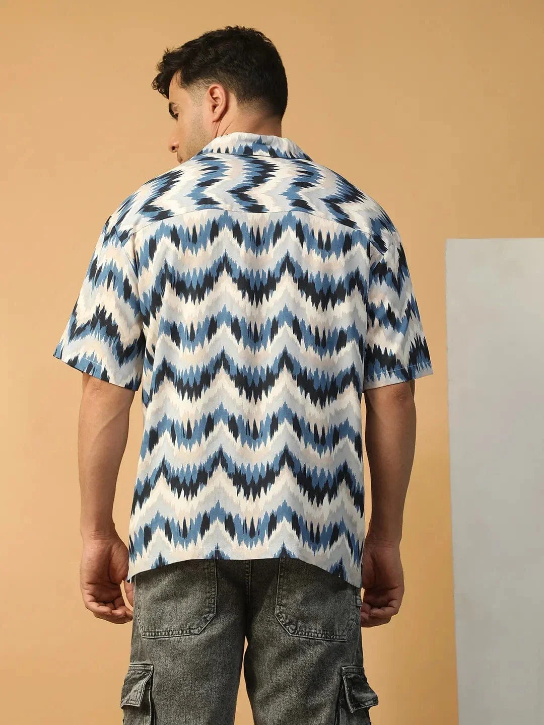 Demon Blue Zig -Zag Print Lapel Collar Short Sleeve Men Oversized Shirt - Image 5