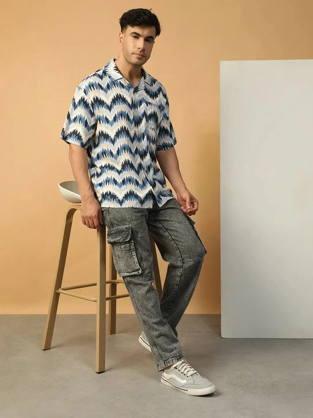 Demon Blue Zig -Zag Print Lapel Collar Short Sleeve Men Oversized Shirt - Image 7