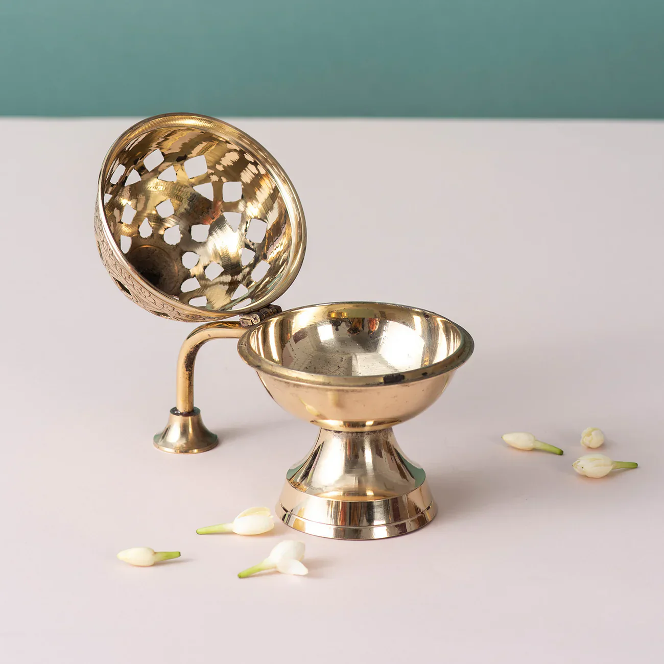 Divine Aura Bakhoor Burner - Image 5