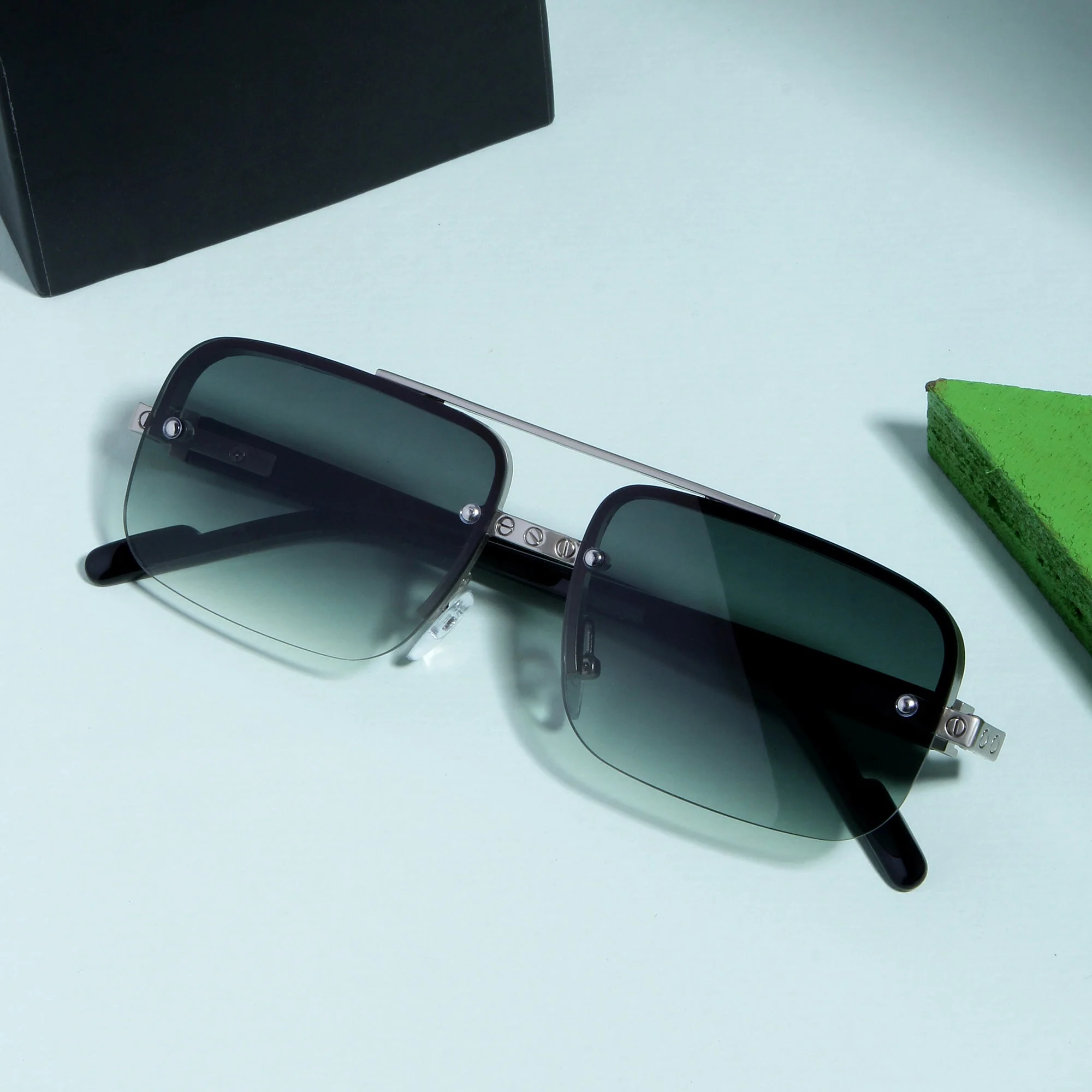 GG2317 Black and Green Gradient Rectangle Sunglasses - Image 4