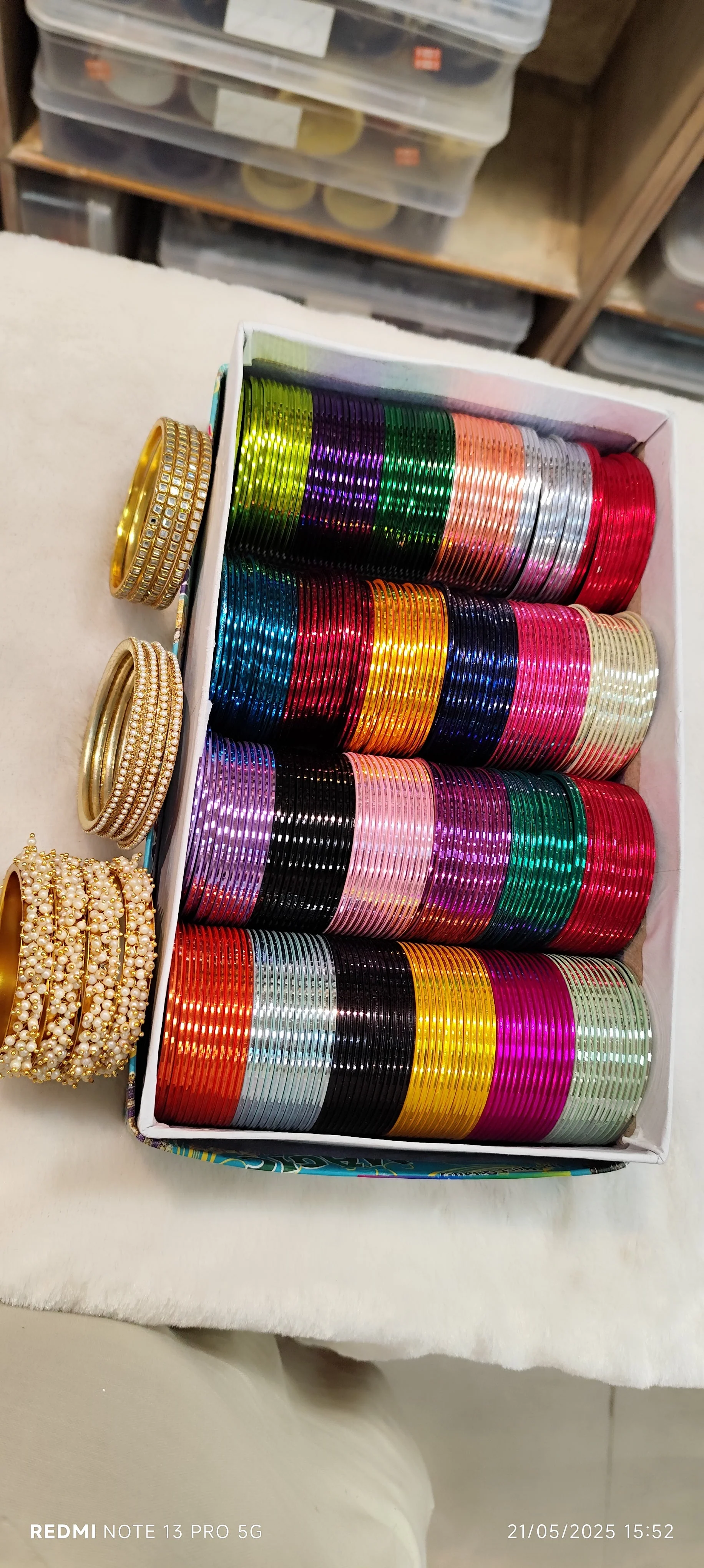 GLOSSY BANGLES WITH SIDERS - Image 3
