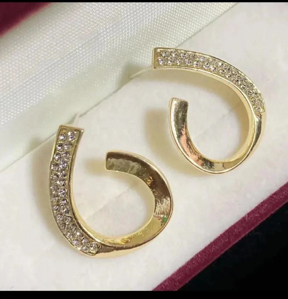 Golden Glow Charming Stud Earring - Image 2