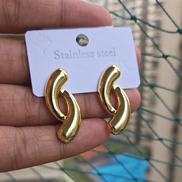 Golden Interlocking Link Studs - Image 3