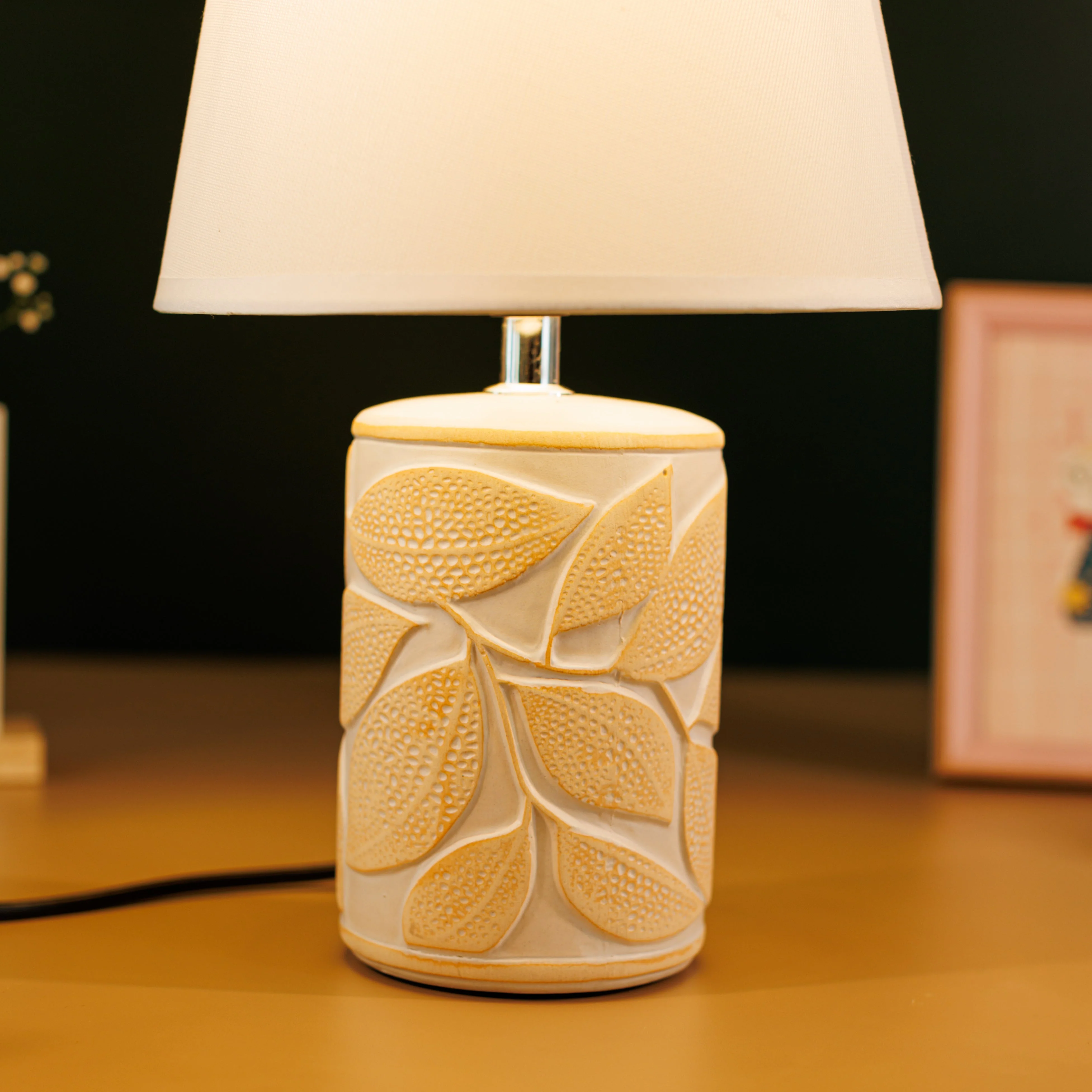 Green And White - Table Lamp - Two Tone Textured Leaf Motif - Image 5