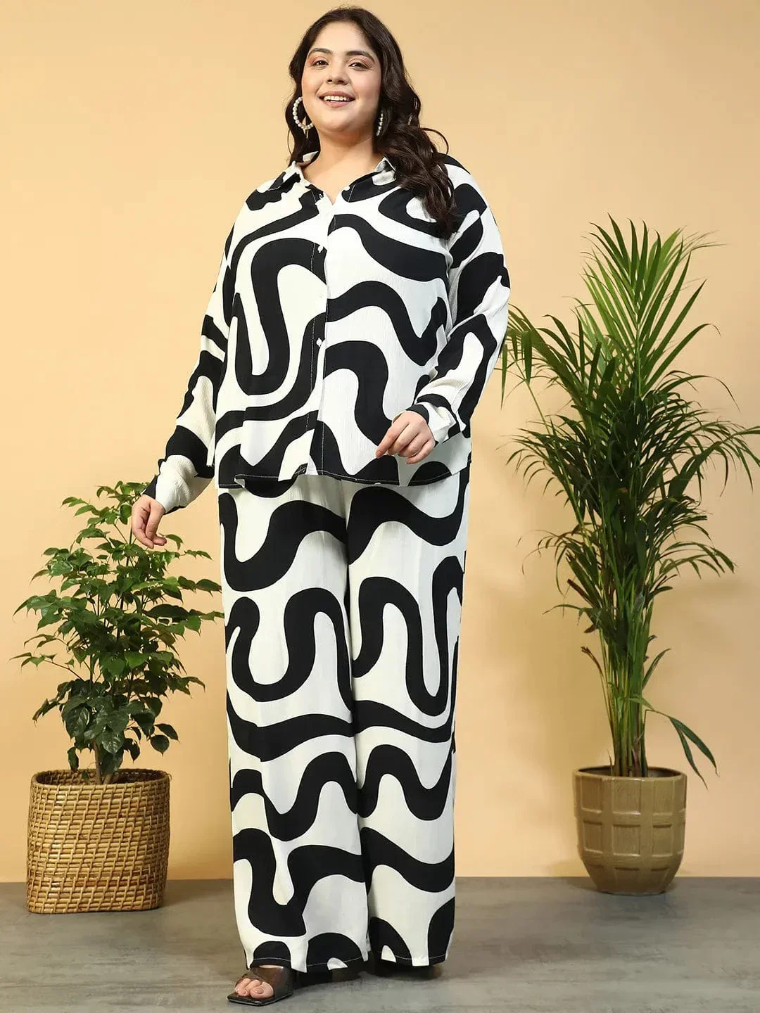 Off-White Flared Elasticated Waist, Tie-Up Detail & Side Pockets Plus Size Women Pant - Image 2