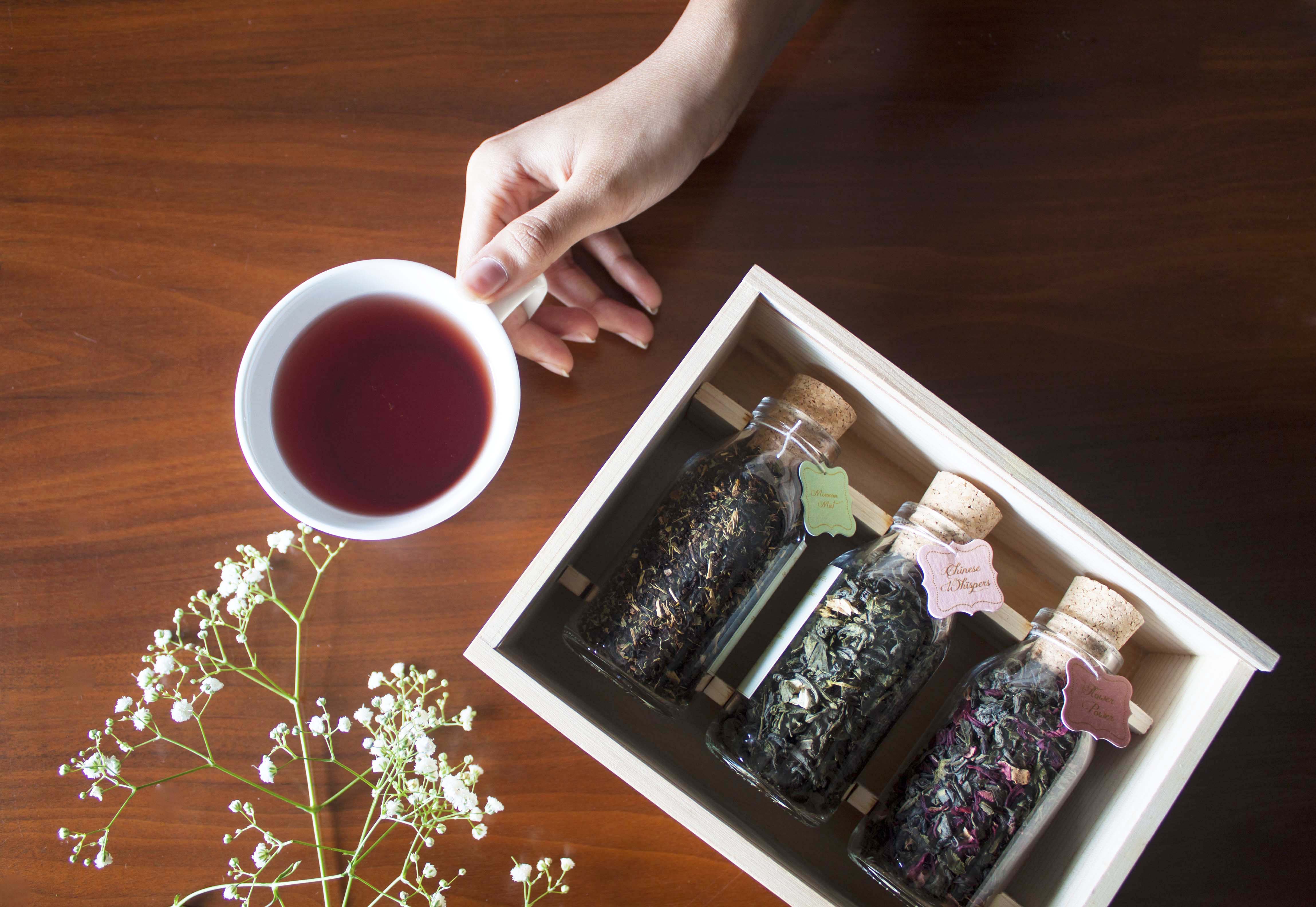 Rustic Pinewood Tea Gift Box with Glass Bottles – 3 Premium Loose Leaf Teas - Image 4