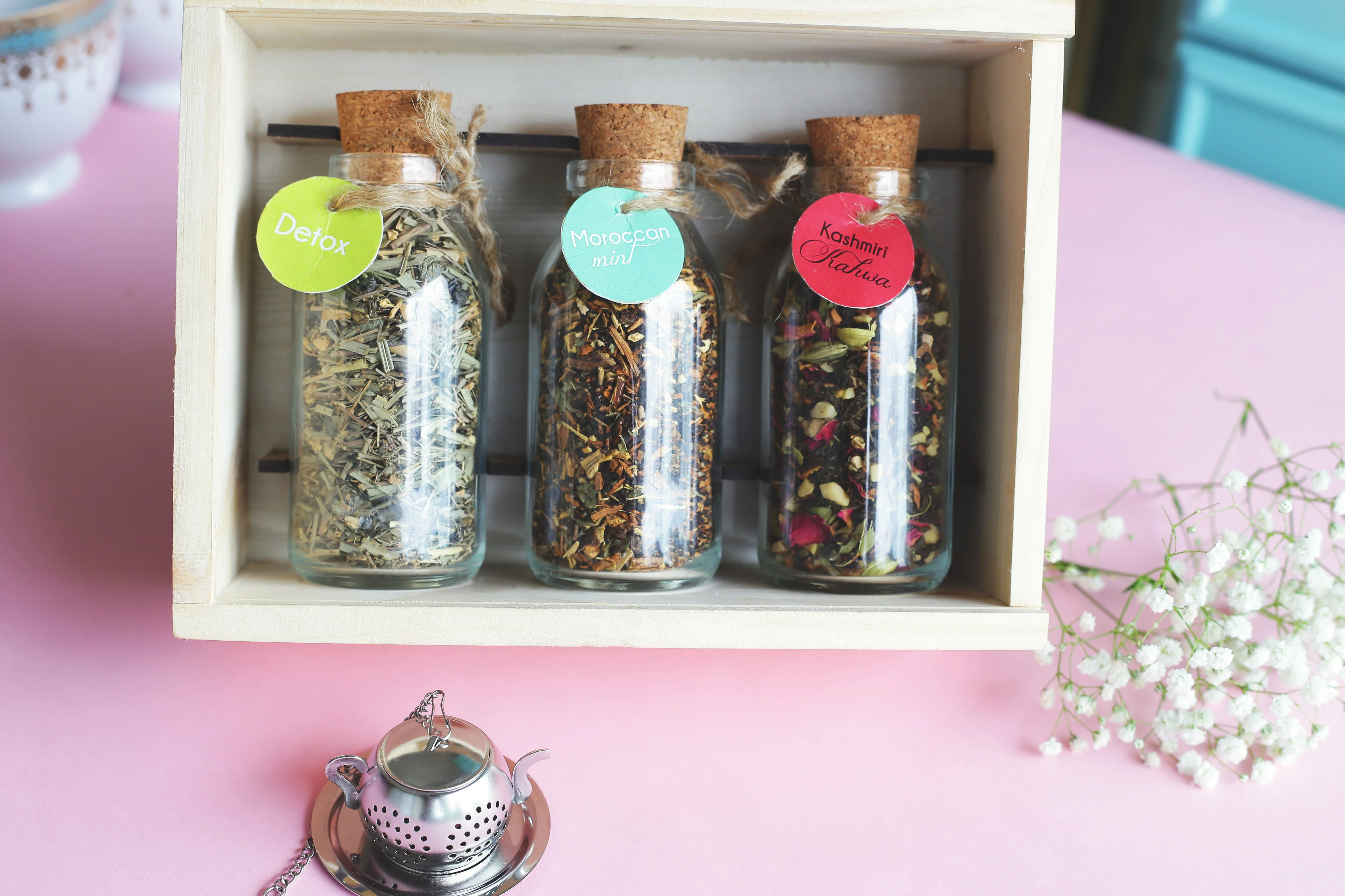 Rustic Pinewood Tea Gift Box with Glass Bottles – 3 Premium Loose Leaf Teas - Image 5