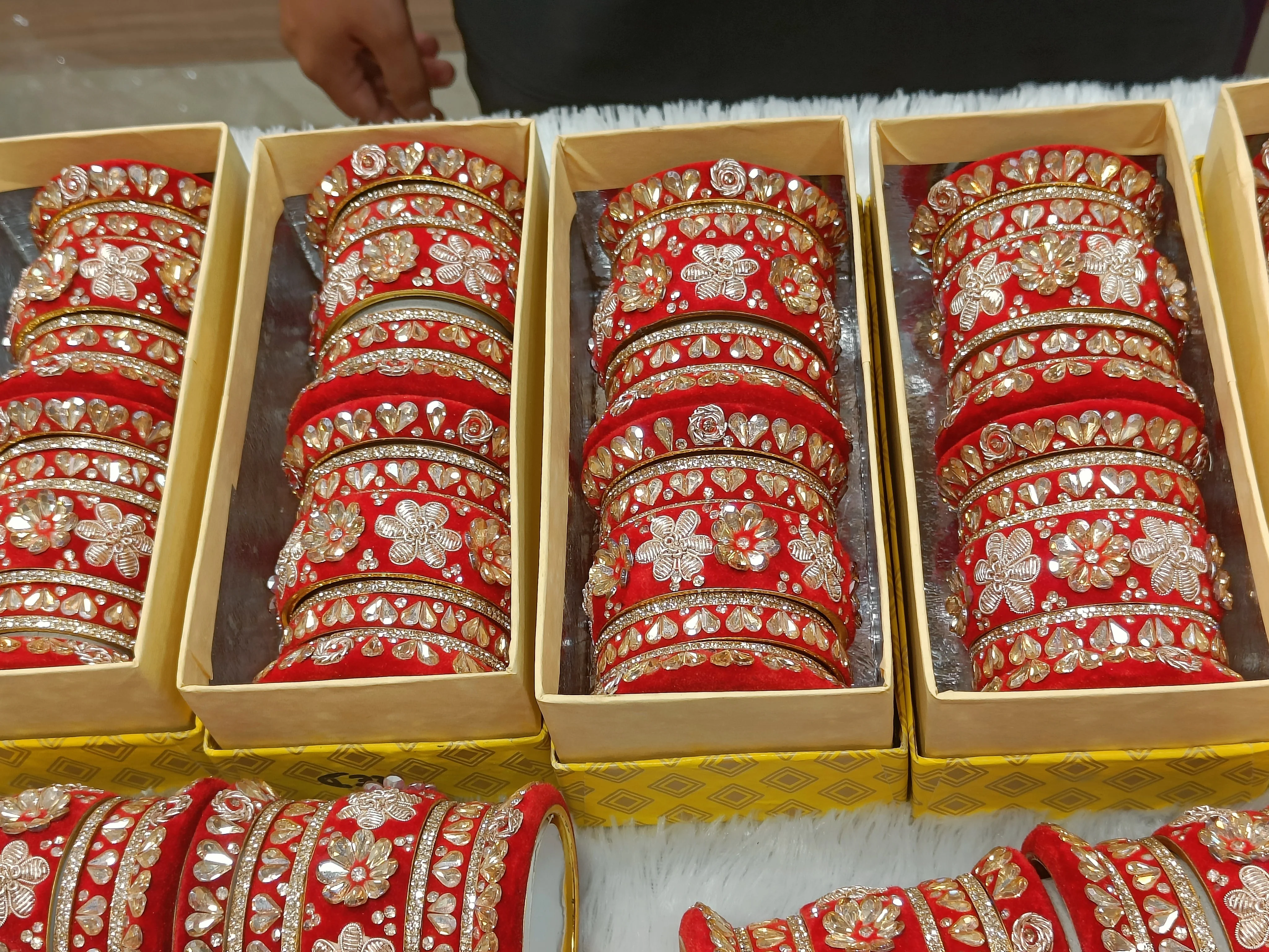 VELVET JARDOSI BANGLES - Image 5
