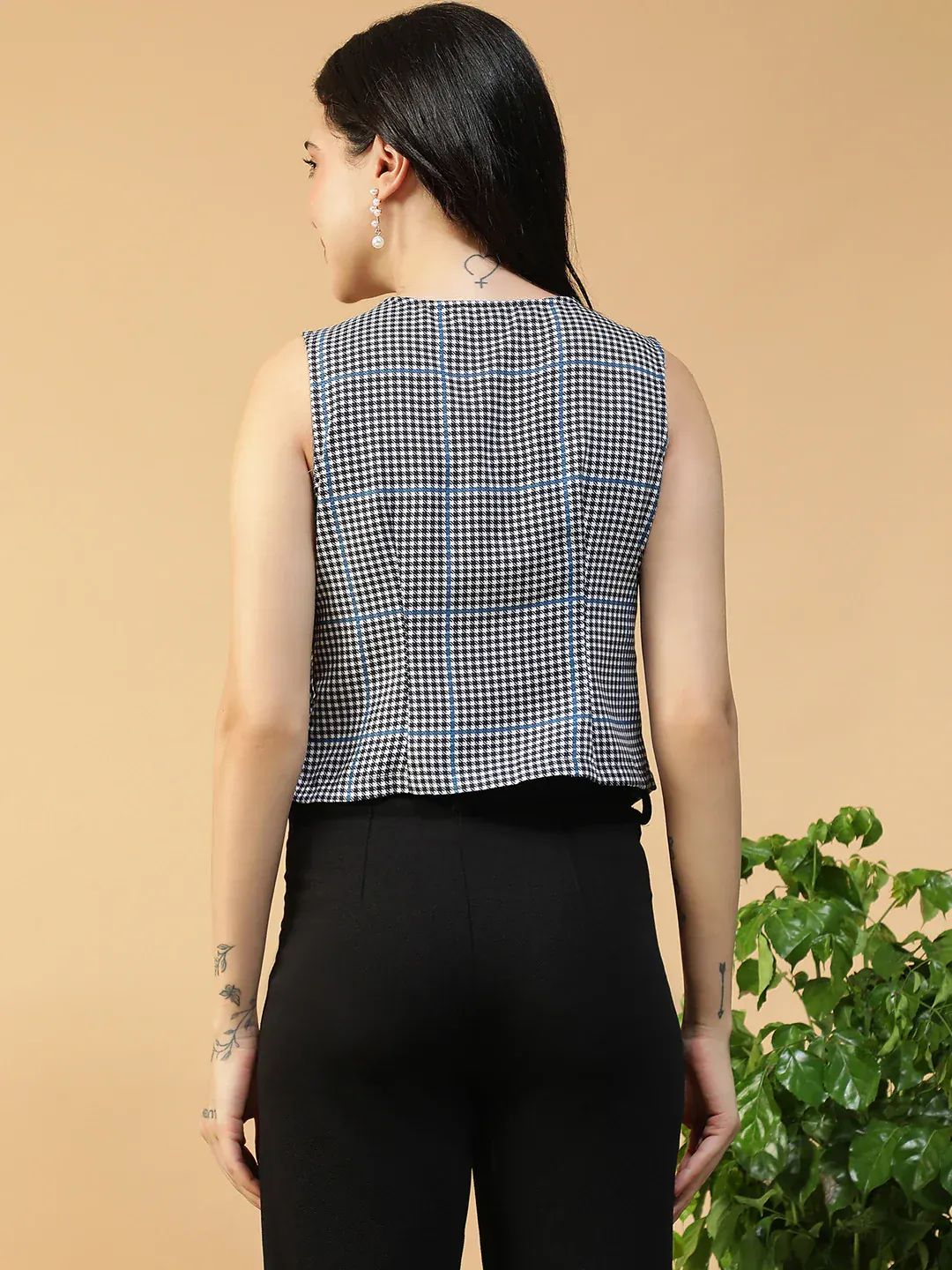 Women Black Check Slub V-Neck Sleeveless Tie-Up Top With Front Pockets - Image 6
