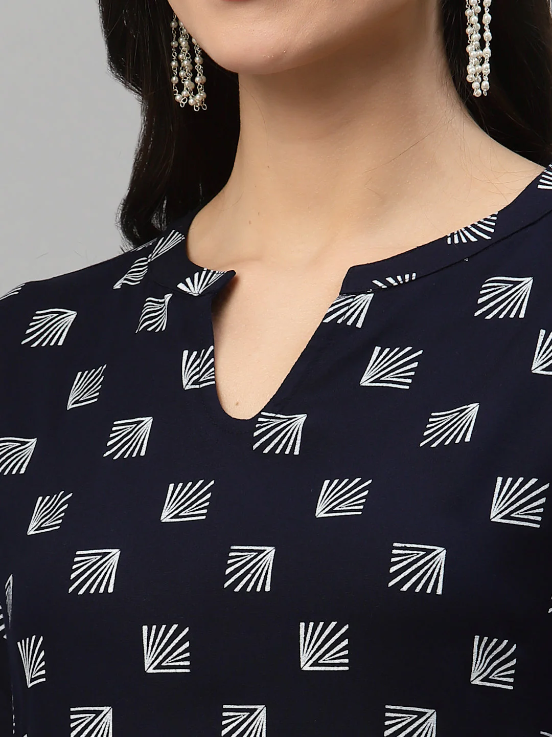 Women Blue & White Viscose Printed Kurta - Image 6
