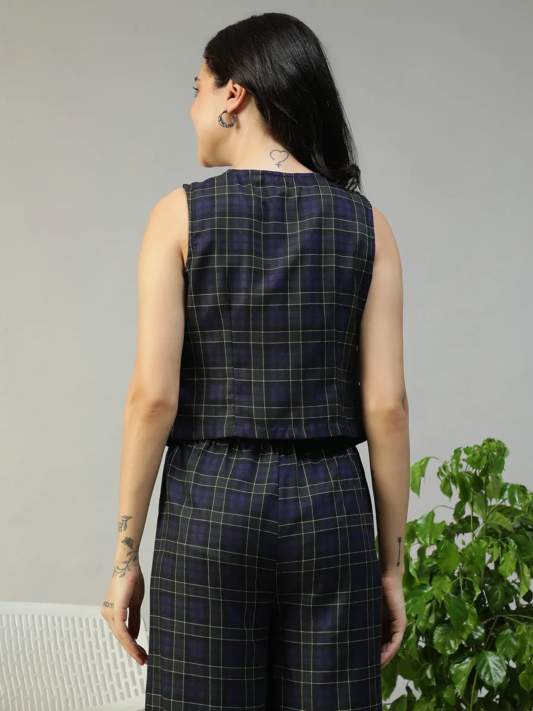 Women Navy Check Slub V-Neck Sleeveless Tie-Up Top With Front Pockets - Image 6