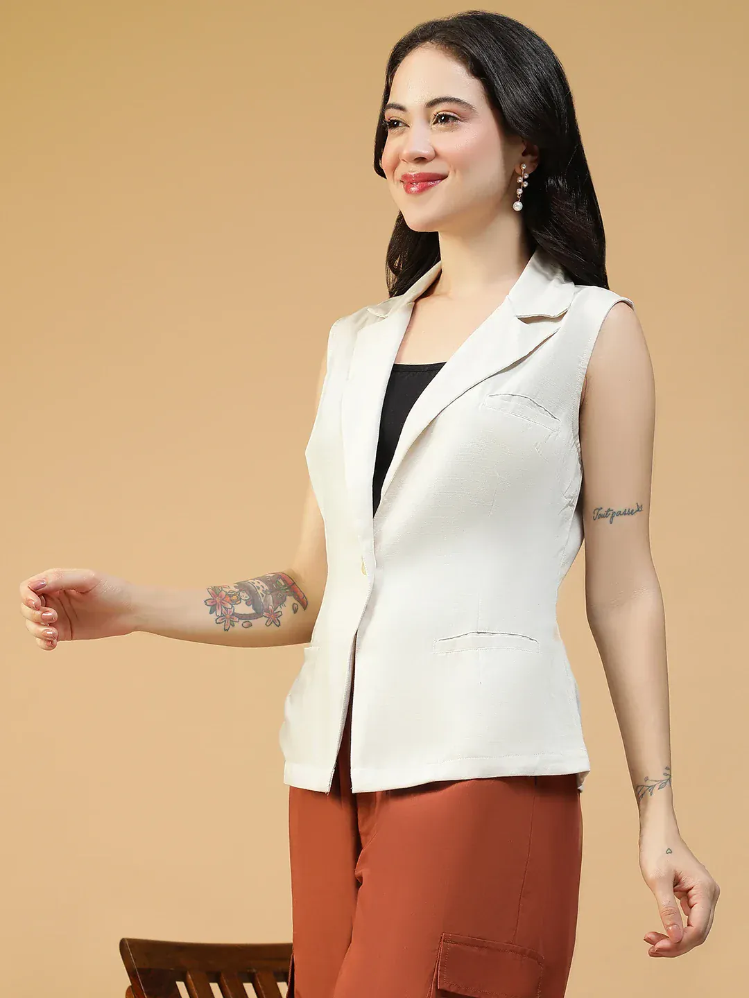 Women Off White Sleeveless Blazer with Open Collar & Front Pockets - Image 4
